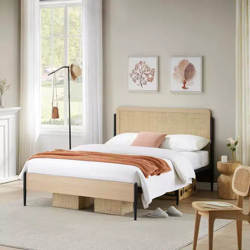Cadre de lit double/grand avec tête de lit en rotin naturel et pied de lit en bois massif, cadre de lit avec espace de rangement sous le lit