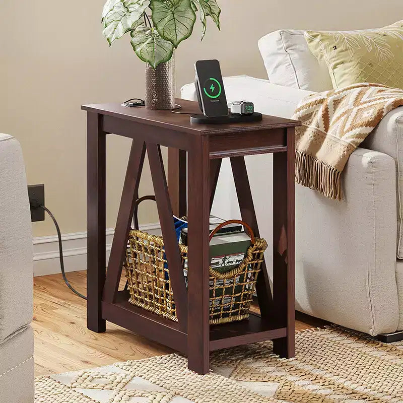 Table d'appoint fine avec station de recharge - Table d'appoint étroite de style fermier avec étagères de rangement ouvertes pour les petits espaces chambre/salon