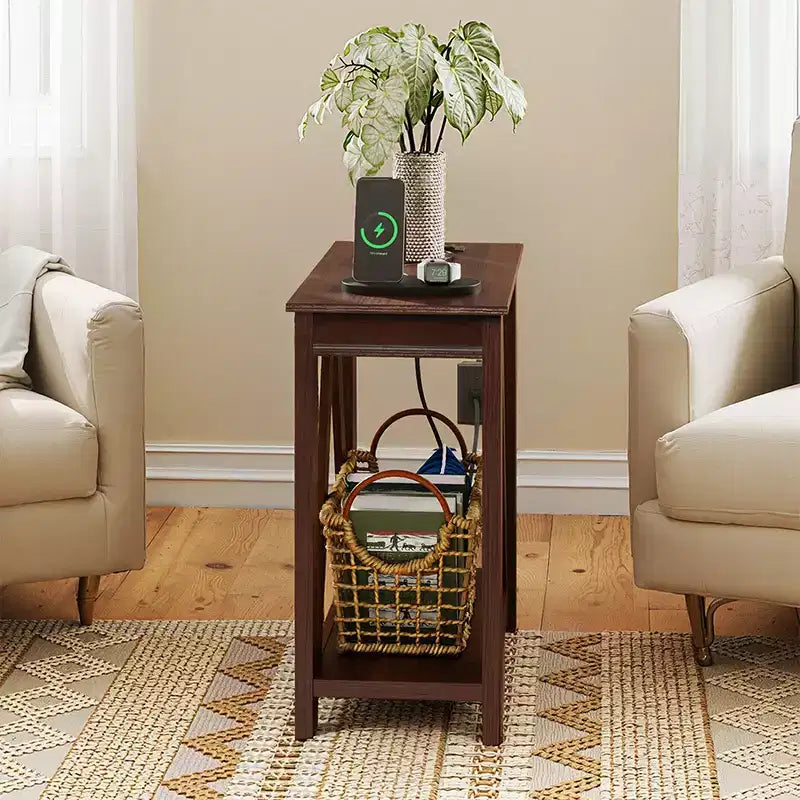Table d'appoint fine avec station de recharge - Table d'appoint étroite de style fermier avec étagères de rangement ouvertes pour les petits espaces chambre/salon