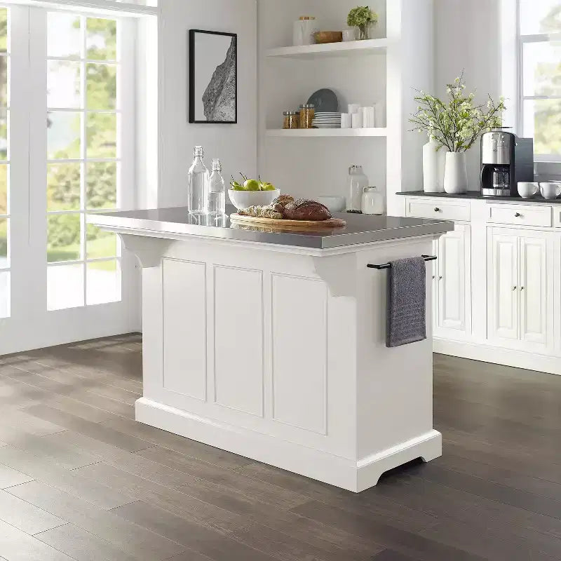 Îlot de cuisine avec plateau en acier inoxydable